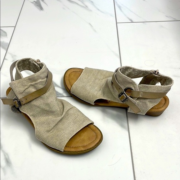 Blowfish Shoes - Blowfish Tan Sandals Minimalist Open-Back Design